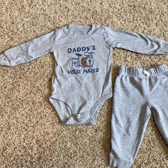 EUC Carter’s “Daddy’s Noise Maker” long-sleeved bodysuit & joggers set size 12M - Picture 2 of 4